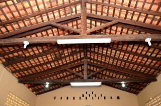 Foto: A Escola Estadual de Ensino Fundamental Celina Del Tetto, localizada no bairro do Icuí, em Ananindeua, está praticamente pronta para ser entregue aos alunos. A unidade é umas das 105 escolas que passaram por manutenção preventiva e corretiva no mês de julho. Por estar há muitos anos sem reforma, a Celina Del Tetto precisou prolongar a manutenção com previsão de término até outubro. A Secretaria após avaliação e supervisão técnica percebeu a necessidade de uma manutenção total no telhado, parte elétrica, forro, piso, aumento da altura do muro de 2m para 4m e pintura geral. Além do aspecto predial, a escola também ganhou 150 carteiras escolares em substituição as que estavam sem condições de uso. | Fotógrafo: Eliseu Dias