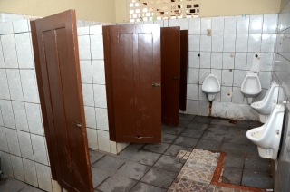 Foto: A Escola Estadual de Ensino Fundamental Celina Del Tetto, localizada no bairro do Icuí, em Ananindeua, está praticamente pronta para ser entregue aos alunos. A unidade é umas das 105 escolas que passaram por manutenção preventiva e corretiva no mês de julho. Por estar há muitos anos sem reforma, a Celina Del Tetto precisou prolongar a manutenção com previsão de término até outubro. A Secretaria após avaliação e supervisão técnica percebeu a necessidade de uma manutenção total no telhado, parte elétrica, forro, piso, aumento da altura do muro de 2m para 4m e pintura geral. Além do aspecto predial, a escola também ganhou 150 carteiras escolares em substituição as que estavam sem condições de uso. | Fotógrafo: Eliseu Dias