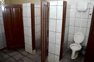 Foto: A Escola Estadual de Ensino Fundamental Celina Del Tetto, localizada no bairro do Icuí, em Ananindeua, está praticamente pronta para ser entregue aos alunos. A unidade é umas das 105 escolas que passaram por manutenção preventiva e corretiva no mês de julho. Por estar há muitos anos sem reforma, a Celina Del Tetto precisou prolongar a manutenção com previsão de término até outubro. A Secretaria após avaliação e supervisão técnica percebeu a necessidade de uma manutenção total no telhado, parte elétrica, forro, piso, aumento da altura do muro de 2m para 4m e pintura geral. Além do aspecto predial, a escola também ganhou 150 carteiras escolares em substituição as que estavam sem condições de uso. | Fotógrafo: Eliseu Dias