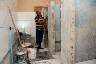 Foto: A Escola Estadual de Ensino Fundamental Celina Del Tetto, localizada no bairro do Icuí, em Ananindeua, está praticamente pronta para ser entregue aos alunos. A unidade é umas das 105 escolas que passaram por manutenção preventiva e corretiva no mês de julho. Por estar há muitos anos sem reforma, a Celina Del Tetto precisou prolongar a manutenção com previsão de término até outubro. A Secretaria após avaliação e supervisão técnica percebeu a necessidade de uma manutenção total no telhado, parte elétrica, forro, piso, aumento da altura do muro de 2m para 4m e pintura geral. Além do aspecto predial, a escola também ganhou 150 carteiras escolares em substituição as que estavam sem condições de uso. | Fotógrafo: Eliseu Dias
