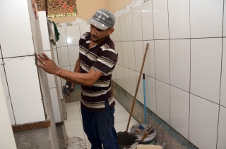 Foto: A Escola Estadual de Ensino Fundamental Celina Del Tetto, localizada no bairro do Icuí, em Ananindeua, está praticamente pronta para ser entregue aos alunos. A unidade é umas das 105 escolas que passaram por manutenção preventiva e corretiva no mês de julho. Por estar há muitos anos sem reforma, a Celina Del Tetto precisou prolongar a manutenção com previsão de término até outubro. A Secretaria após avaliação e supervisão técnica percebeu a necessidade de uma manutenção total no telhado, parte elétrica, forro, piso, aumento da altura do muro de 2m para 4m e pintura geral. Além do aspecto predial, a escola também ganhou 150 carteiras escolares em substituição as que estavam sem condições de uso. | Fotógrafo: Eliseu Dias