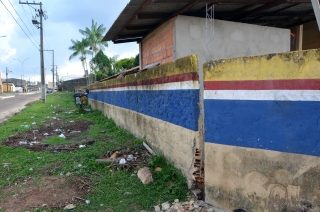 Foto: A Escola Estadual de Ensino Fundamental Celina Del Tetto, localizada no bairro do Icuí, em Ananindeua, está praticamente pronta para ser entregue aos alunos. A unidade é umas das 105 escolas que passaram por manutenção preventiva e corretiva no mês de julho. Por estar há muitos anos sem reforma, a Celina Del Tetto precisou prolongar a manutenção com previsão de término até outubro. A Secretaria após avaliação e supervisão técnica percebeu a necessidade de uma manutenção total no telhado, parte elétrica, forro, piso, aumento da altura do muro de 2m para 4m e pintura geral. Além do aspecto predial, a escola também ganhou 150 carteiras escolares em substituição as que estavam sem condições de uso. | Fotógrafo: Eliseu Dias