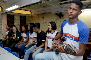Foto: Caio Seabra começou a aprendizagem musical desde o primeiro ano do ensino médio e pouco sabia mais a curiosidade e a vontade de aprender levou-o a tocar violão com um forte interesse notado pela professora que me incentivou. “Hoje estou no terceiro ano e desde a sexta série, toco violão e guitarra tendo a música como hobby pois quero fazer engenharia mecânica. | Fotógrafo: Rai Pontes