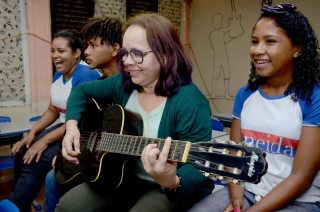 Foto: O ensinamento que faço com muito prazer a todas as crianças do fundamental, médio e alunos do Eja, que em vez de estarem gazeteando aula ou de abandonarem a e escola ficando viciados em drogas ou coisas pior, estão na sala aprendendo, tocando e completando o seu tempo para o bem da arte musical e da cultura, visando a formação do aluno. A música é capaz de melhorar significativamente a memória, criatividade, consciência corporal, concentração e a motricidade” disse a professora Sonia. | Fotógrafo: Rai Pontes