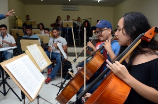 Foto: Os 161 anos da Banda Sinfônica da Escola Lauro Sodré serão celebrados com um concerto no próximo dia 5 de abril, no Teatro so Sesi. Oitenta músicos da banda e solistas convidados devem apresentar ao público um repertório variado, com músicas populares regionais, nacionais e internacionais. Anterior à fundação do próprio Colégio Lauro Sodré, a orquestra, que atende cerca de 400 estudantes da rede pública, tem sede própria e instrumentos mantidos pela Secretaria de Estado de Educação (Seduc | Fotógrafo: Rai Pontes