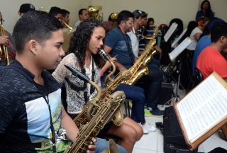 Foto: Os 161 anos da Banda Sinfônica da Escola Lauro Sodré serão celebrados com um concerto no próximo dia 5 de abril, no Teatro so Sesi. Oitenta músicos da banda e solistas convidados devem apresentar ao público um repertório variado, com músicas populares regionais, nacionais e internacionais. Anterior à fundação do próprio Colégio Lauro Sodré, a orquestra, que atende cerca de 400 estudantes da rede pública, tem sede própria e instrumentos mantidos pela Secretaria de Estado de Educação (Seduc | Fotógrafo: Rai Pontes