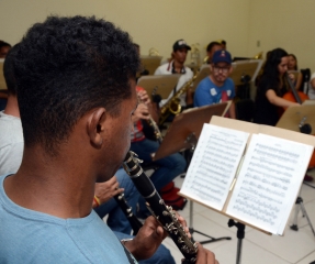 Foto: Os 161 anos da Banda Sinfônica da Escola Lauro Sodré serão celebrados com um concerto no próximo dia 5 de abril, no Teatro so Sesi. Oitenta músicos da banda e solistas convidados devem apresentar ao público um repertório variado, com músicas populares regionais, nacionais e internacionais. Anterior à fundação do próprio Colégio Lauro Sodré, a orquestra, que atende cerca de 400 estudantes da rede pública, tem sede própria e instrumentos mantidos pela Secretaria de Estado de Educação (Seduc | Fotógrafo: Rai Pontes