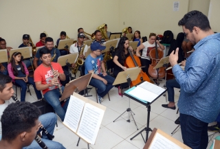 Foto: Os 161 anos da Banda Sinfônica da Escola Lauro Sodré serão celebrados com um concerto no próximo dia 5 de abril, no Teatro so Sesi. Oitenta músicos da banda e solistas convidados devem apresentar ao público um repertório variado, com músicas populares regionais, nacionais e internacionais. Anterior à fundação do próprio Colégio Lauro Sodré, a orquestra, que atende cerca de 400 estudantes da rede pública, tem sede própria e instrumentos mantidos pela Secretaria de Estado de Educação (Seduc | Fotógrafo: Rai Pontes