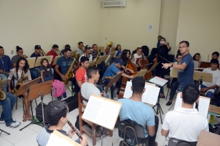 Foto: Os 146 anos da Banda Sinfônica da Escola Lauro Sodré serão celebrados com um concerto no próximo dia 5 de abril, no Teatro so Sesi. Oitenta músicos da banda e solistas convidados devem apresentar ao público um repertório variado, com músicas populares regionais, nacionais e internacionais. Anterior à fundação do próprio Colégio Lauro Sodré, a orquestra, que atende cerca de 400 estudantes da rede pública, tem sede própria e instrumentos mantidos pela Secretaria de Estado de Educação (Seduc | Fotógrafo: Rai Pontes