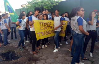 Foto: O bairro da Terra Firme, de Belém, vivenciou na manhã desta quarta-feira (4), momentos de reflexão pela paz, com caminhadas alusivas à Semana da Pátria sob o tema: “Escola: Uma Vivência de Paz’’. O bairro faz parte do programa Territórios Pela Paz (TerPaz), do Governo do Estado, que visa a redução da vulnerabilidade social e o enfrentamento da violência, a partir da articulação de ações de segurança pública e cidadania. As escolas que compõem a USE 5 realizaram uma caminhada pelas principais ruas do bairro. Desde o último dia 30 de agosto as escolas da rede estadual realizam diversas atividades voltadas à programação cívica, que se estende até esta sexta-feira (6). A programação é organizada pela Secretaria de Estado de Educação (Seduc). | Fotógrafo: Divulgação