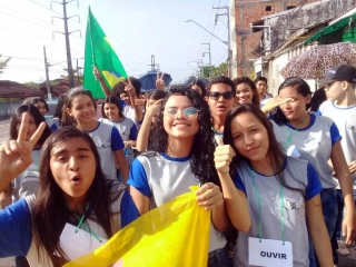 Foto: O bairro da Terra Firme, de Belém, vivenciou na manhã desta quarta-feira (4), momentos de reflexão pela paz, com caminhadas alusivas à Semana da Pátria sob o tema: “Escola: Uma Vivência de Paz’’. O bairro faz parte do programa Territórios Pela Paz (TerPaz), do Governo do Estado, que visa a redução da vulnerabilidade social e o enfrentamento da violência, a partir da articulação de ações de segurança pública e cidadania. As escolas que compõem a USE 5 realizaram uma caminhada pelas principais ruas do bairro. Desde o último dia 30 de agosto as escolas da rede estadual realizam diversas atividades voltadas à programação cívica, que se estende até esta sexta-feira (6). A programação é organizada pela Secretaria de Estado de Educação (Seduc). | Fotógrafo: Divulgação