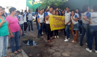 Foto: O bairro da Terra Firme, de Belém, vivenciou na manhã desta quarta-feira (4), momentos de reflexão pela paz, com caminhadas alusivas à Semana da Pátria sob o tema: “Escola: Uma Vivência de Paz’’. O bairro faz parte do programa Territórios Pela Paz (TerPaz), do Governo do Estado, que visa a redução da vulnerabilidade social e o enfrentamento da violência, a partir da articulação de ações de segurança pública e cidadania. As escolas que compõem a USE 5 realizaram uma caminhada pelas principais ruas do bairro. Desde o último dia 30 de agosto as escolas da rede estadual realizam diversas atividades voltadas à programação cívica, que se estende até esta sexta-feira (6). A programação é organizada pela Secretaria de Estado de Educação (Seduc). | Fotógrafo: Divulgação