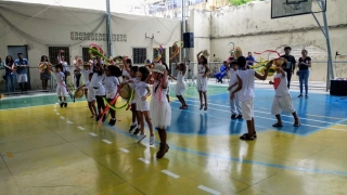 Foto: A comunidade escolar de cerca de 10 unidades de ensino da rede estadual participaram neste sábado (21) da I Feira de Arte e Inclusão da USE 04. A programação teve a participação intensa de alunos com e sem deficiência que apresentaram aos convidados todo o talento que já desenvolvem nas escolas ao longo do ano. A feira teve o objetivo de mostrar a produção artística e cultural das escolas estaduais que compõem a USE, fomentando a inclusão social. | Fotógrafo: Divulgação