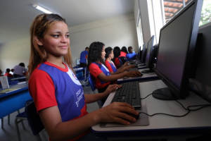 Foto: A estudante Fernanda Soares no laboratório de informática da escola (Foto: Pedro Guerreiro / Ag. Pará)