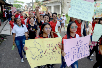 Notícia: Estudantes de escola estadual promovem caminhada no bairro do Tenoné