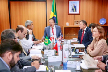 Foto: Ministro Camilo Santana (c) na reunião em que foi garantida a execução de obras que fortalecerão a estrutura escolar no Pará - Foto: Ângelo Miguel /MEC
